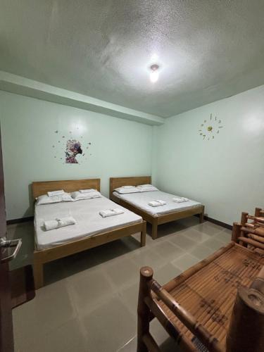 Ένα ή περισσότερα κρεβάτια σε δωμάτιο στο Mischa Hostel