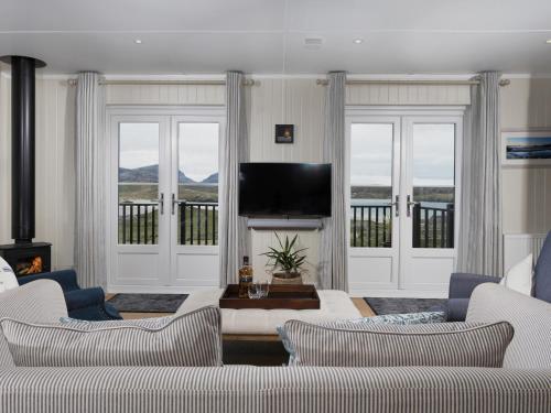 Televisyen dan/atau pusat hiburan di Uig Bay Cottage