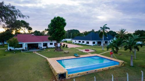 Bazén v ubytování Mwambani Beach Villas (Tanga) nebo v jeho okolí