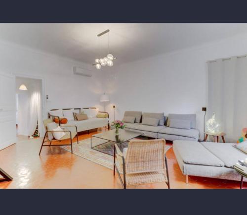 Exceptional Location Beaches Cours SALEYA