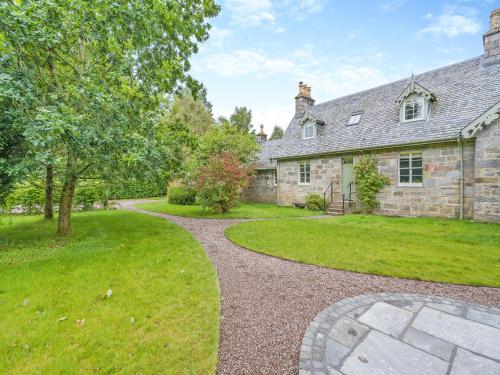 un domaine avec une maison en pierre et une allée dans l'établissement Uk47813 - Cooks Cottage, à Kinloch Rannoch