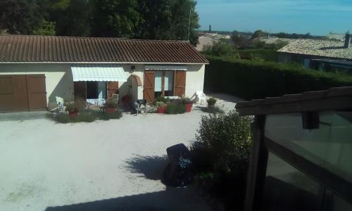 a view of a yard with a house at Studio Le Laurier in Lherm