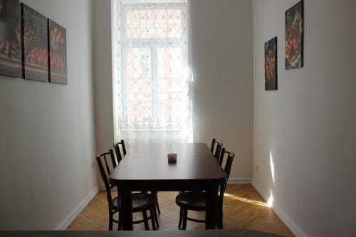 a table and chairs in a room with a window at ABC Homestay in Golčŭv Jeníkov