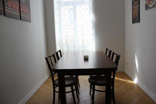 a table and chairs in a room with a window at ABC Homestay in Golčŭv Jeníkov