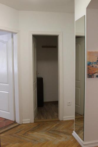 an empty room with a mirror and a hallway at ABC Homestay in Golčŭv Jeníkov