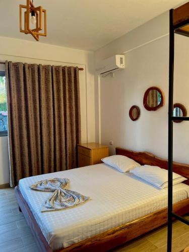 a bedroom with a bed and a window at Tropikal Freskia Bunec in Piqeras