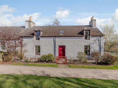 una gran casa blanca con puerta roja en 19 South Street, en Grantown-on-Spey