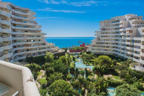 Fantastic seaviews & pool, close to the beach