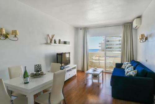 Fantastic seaviews & pool, close to the beach