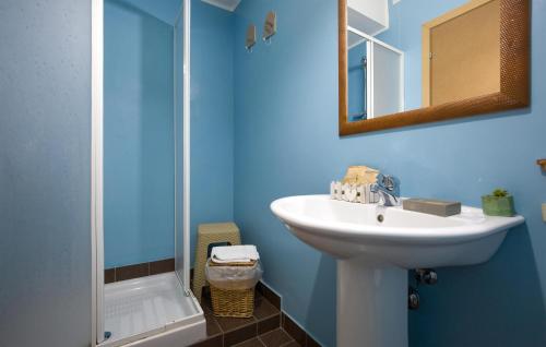 Ένα μπάνιο στο Awesome Apartment In Cetraro With Sauna