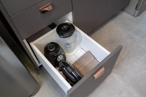 an overhead view of a camera in a drawer at Excelente Flat Moderno e espaçoso no Cittyplex Osasco in Osasco