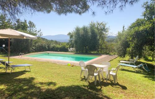 a yard with a table and chairs and a swimming pool at Nice Home In Pratovecchio Stia in Borgo alla Collina