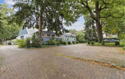 an empty driveway in front of a building at Landleben in Gransee
