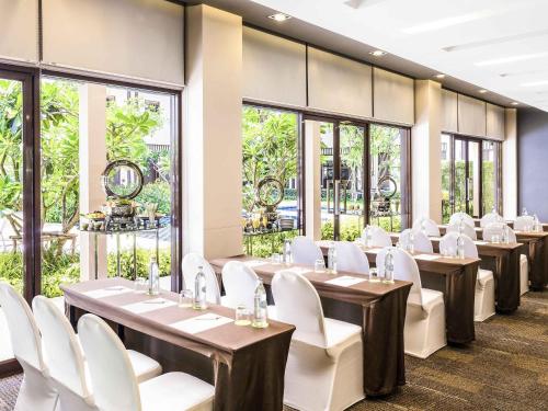 Un restaurante o sitio para comer en Ibis Bangkok Riverside