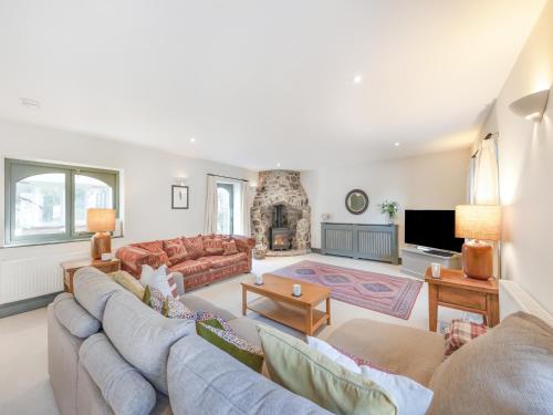 ein Wohnzimmer mit Sofa und Fernseher in der Unterkunft The Owl Barn - Uk48736 in Gaerwen