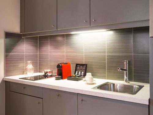 Kuchyň nebo kuchyňský kout v ubytování Aparthotel Adagio Basel City