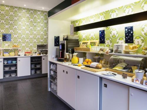 Kuchyň nebo kuchyňský kout v ubytování Aparthotel Adagio Basel City