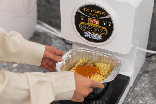 a person is putting food into a food scale at Browndot Incheon Airport New City in Incheon