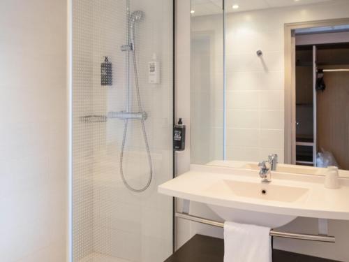 a bathroom with a sink and a shower at ibis Styles Saint Dizier in Saint-Dizier