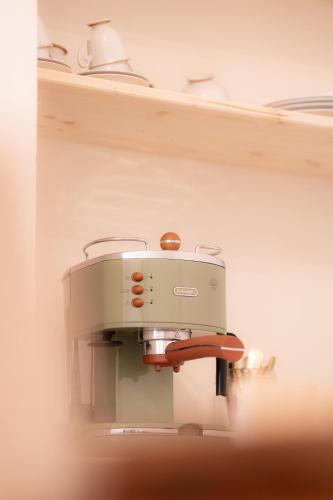 a sewing machine sitting on a shelf at Tirituffo - B&B di campagna in Soveria Mannelli