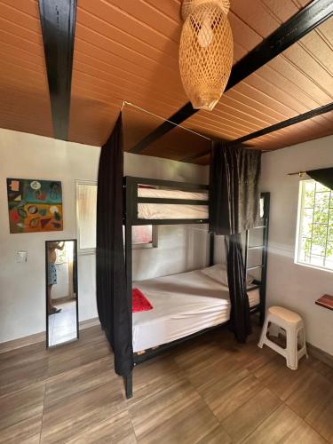 1 dormitorio con 2 literas y lámpara de araña en Maracuya Hostel, en San Rafael