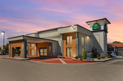 a building with a sign on the side of it at La Quinta Inn by Wyndham Nashville South in Nashville