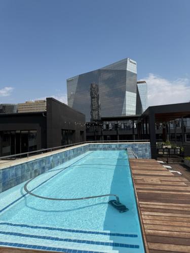 Bazén v ubytování Luxury Apartment in sandton CBD nebo v jeho okolí