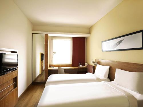 Ένα ή περισσότερα κρεβάτια σε δωμάτιο στο ibis Navi Mumbai - An Accor Brand