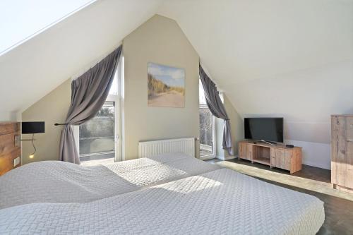 เตียงในห้องที่ Oude Nieuwelandseweg 33A Ouddorp Villa IJsvogel met jacuzzi - NOT FOR COMPANIES