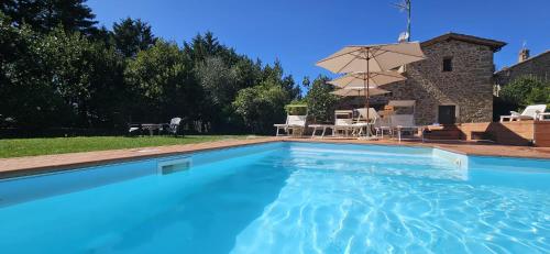 Der Swimmingpool an oder in der Nähe von BORGO IN SAN ANGELO