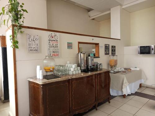 Utensilios para hacer té y café en Apart Hotel Comra