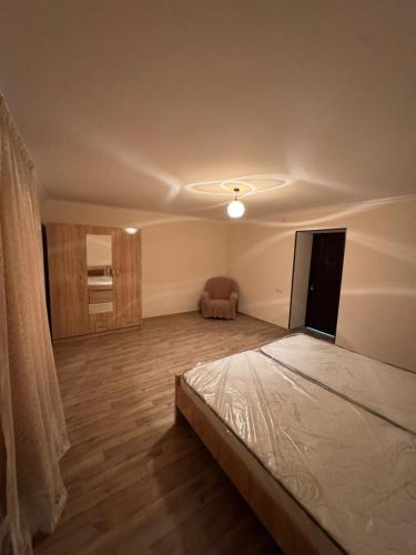 une chambre avec un lit et une chaise dedans dans l'établissement Green Garden, à Tsinandali