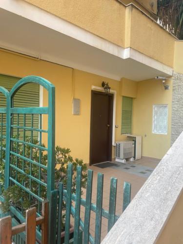 un edificio con una valla verde y una puerta en La Casa della Nini, en San Remo