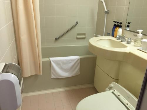 a bathroom with a sink and a toilet and a tub at Hotel Socia in Hita