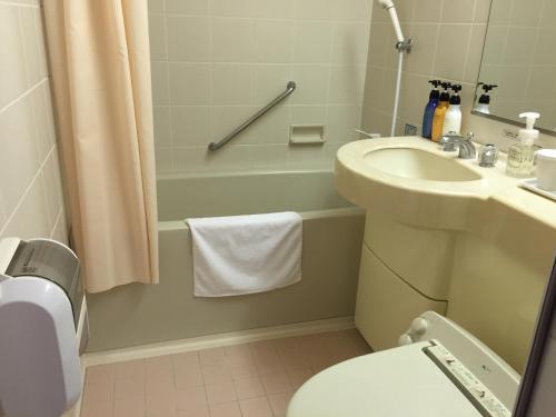 日田市にあるホテルソシアのバスルーム(洗面台、トイレ、バスタブ付)