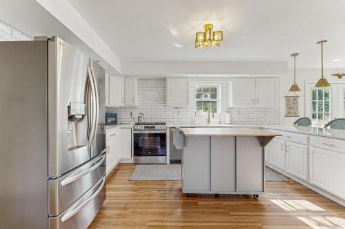 Dapur atau dapur kecil di Elegant Coastal Retreat