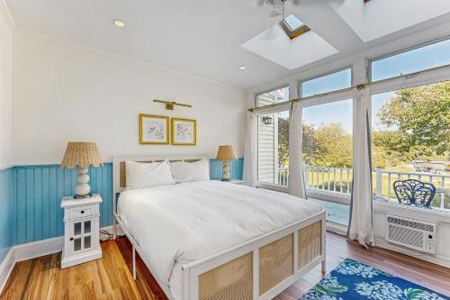 Katil atau katil-katil dalam bilik di Elegant Coastal Retreat