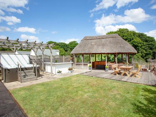 Cheriton BishopにあるSundanceの大きなガゼボ(テーブル、グリル付)