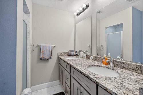 Ένα μπάνιο στο Duval Den |3BR & Backyard|15 Mins to Downtown JAX