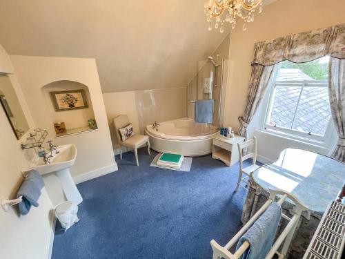 a bathroom with a tub and a sink at Tigh N Eilean in Aberfeldy