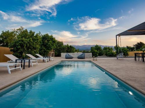 Bazén v ubytování PanStel Twin Villas with private pools and jacuzzi nebo v jeho okolí