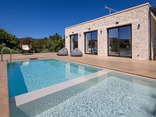 Bazén v ubytování PanStel Twin Villas with private pools and jacuzzi nebo v jeho okolí
