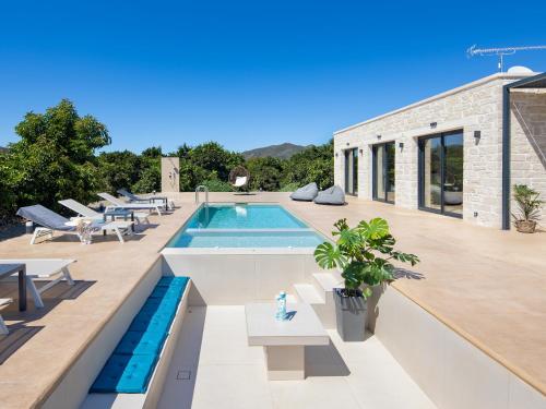 Bazén v ubytování PanStel Twin Villas with private pools and jacuzzi nebo v jeho okolí