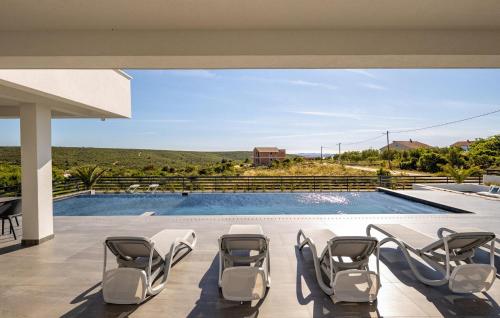 苏科尚Villa One Zadar的带椅子的露台和游泳池