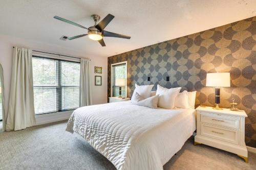 查塔努加Secluded Missionary Ridge Mtn-View Home with Deck的带床和吊扇的卧室