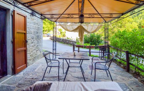Κήπος έξω από το 1 Bedroom Pet Friendly Home In Ortignano Raggiolo
