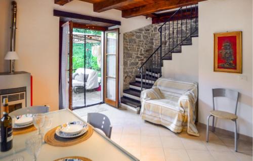 Χώρος καθιστικού στο 1 Bedroom Pet Friendly Home In Ortignano Raggiolo