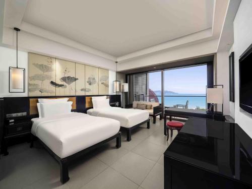 Кровать или кровати в номере Pullman Oceanview Sanya Bay Resort & Spa