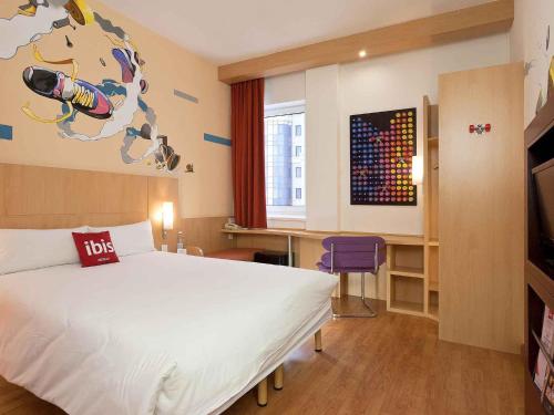Ένα ή περισσότερα κρεβάτια σε δωμάτιο στο ibis Kyiv City Center