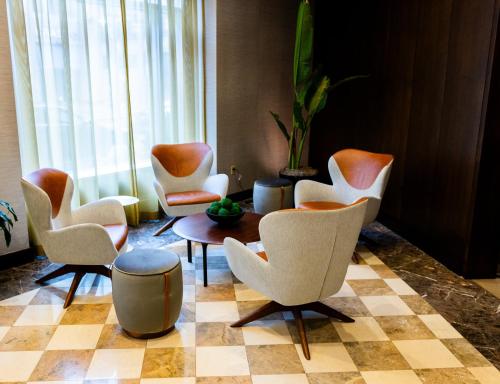 a group of chairs and a table in a room at Crowne Plaza Cleveland at Playhouse Square by IHG in Cleveland